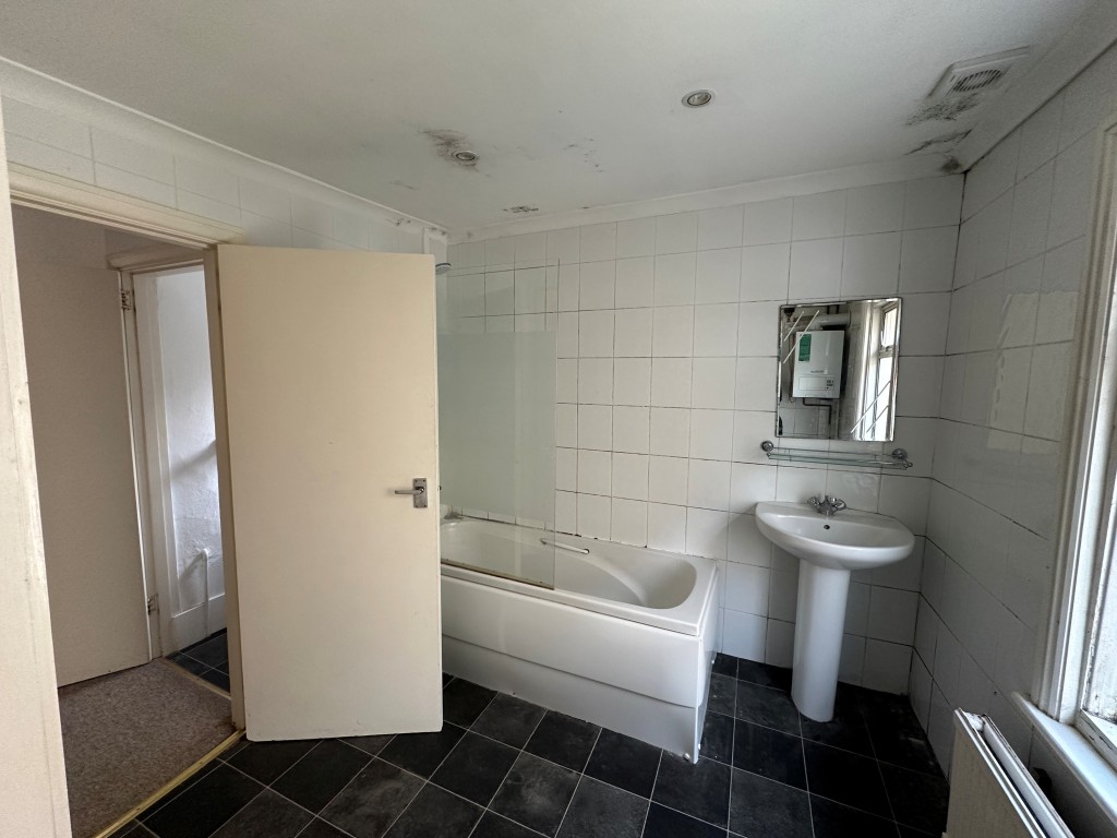 Lot: 114 - TWO-BEDROOM TERRACE HOUSE FOR IMPROVEMENT - Bathroom with bath and basin